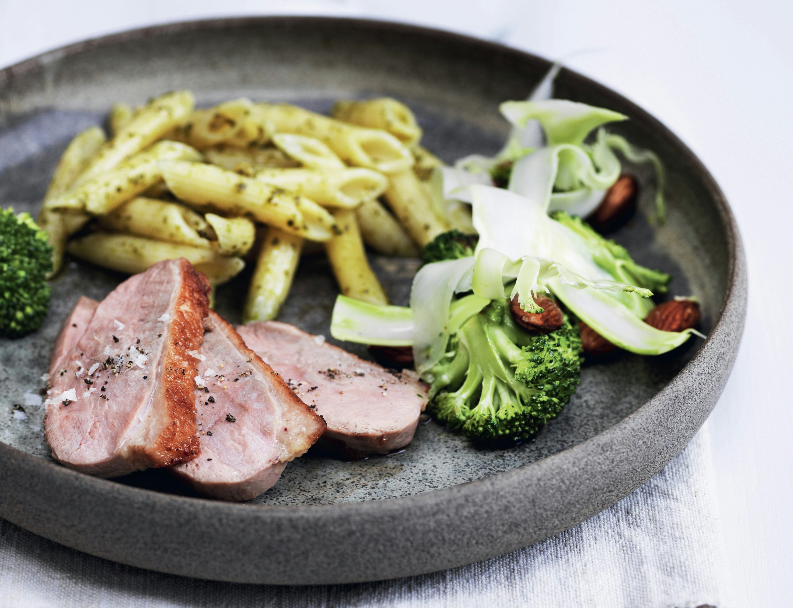 Rosastegt andebryst med broccolisalat