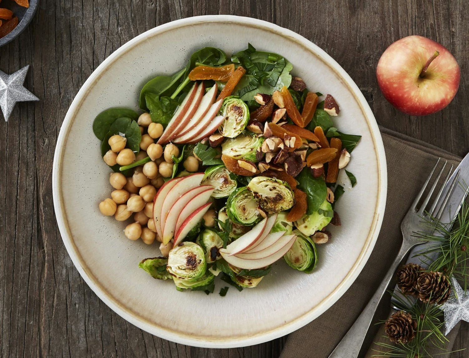 Rosenkålsalat med æbler og abrikoser