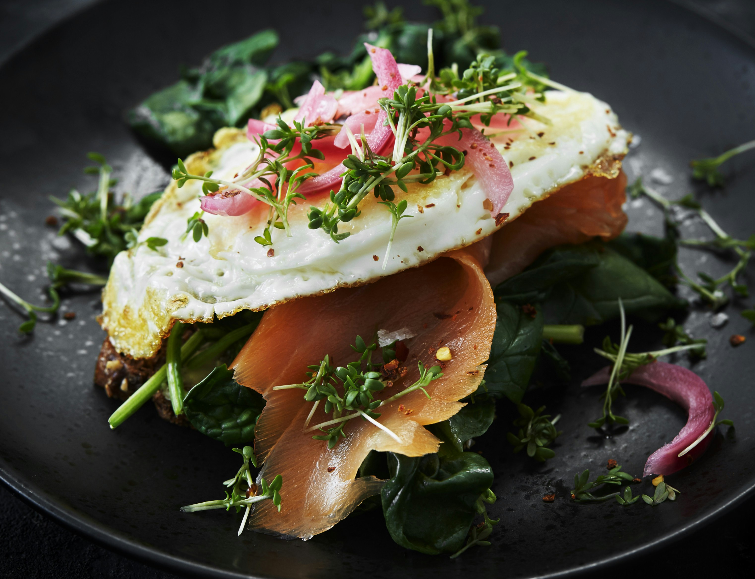 Rugbrød med spinat, røget laks og spejlæg