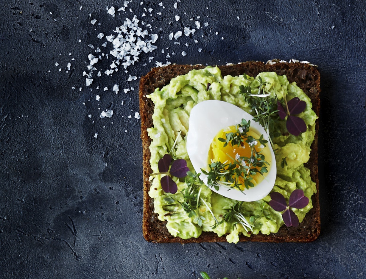 Rugbrødsmad med avocado og æg
