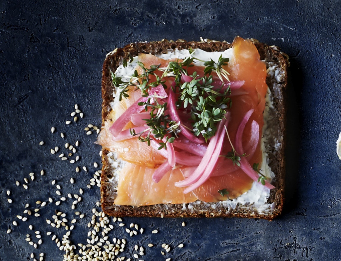 Rugbrødsmad med laks og syltede rødløg