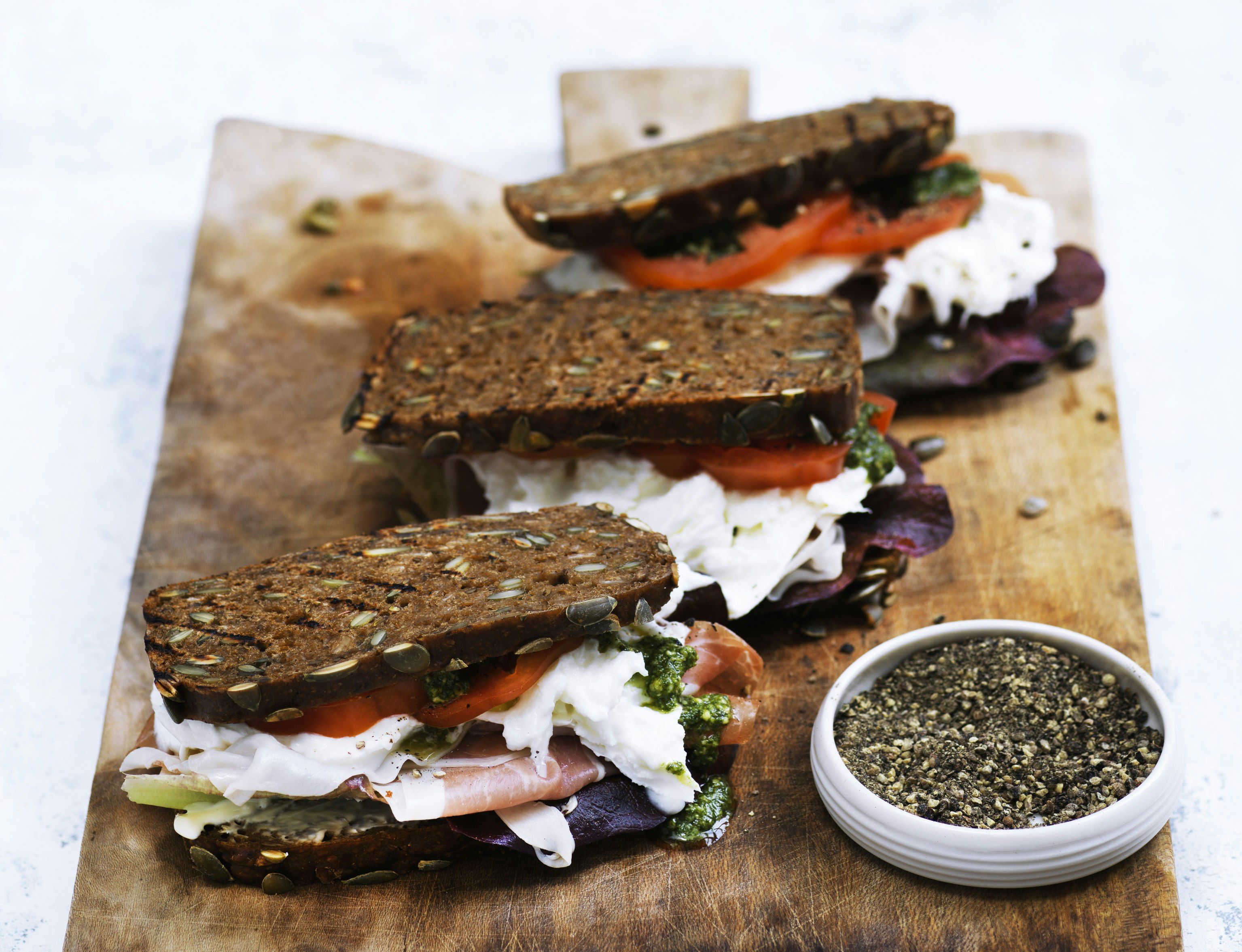 Rugbrødssandwich med parmaskinke og bøffelmozzarella