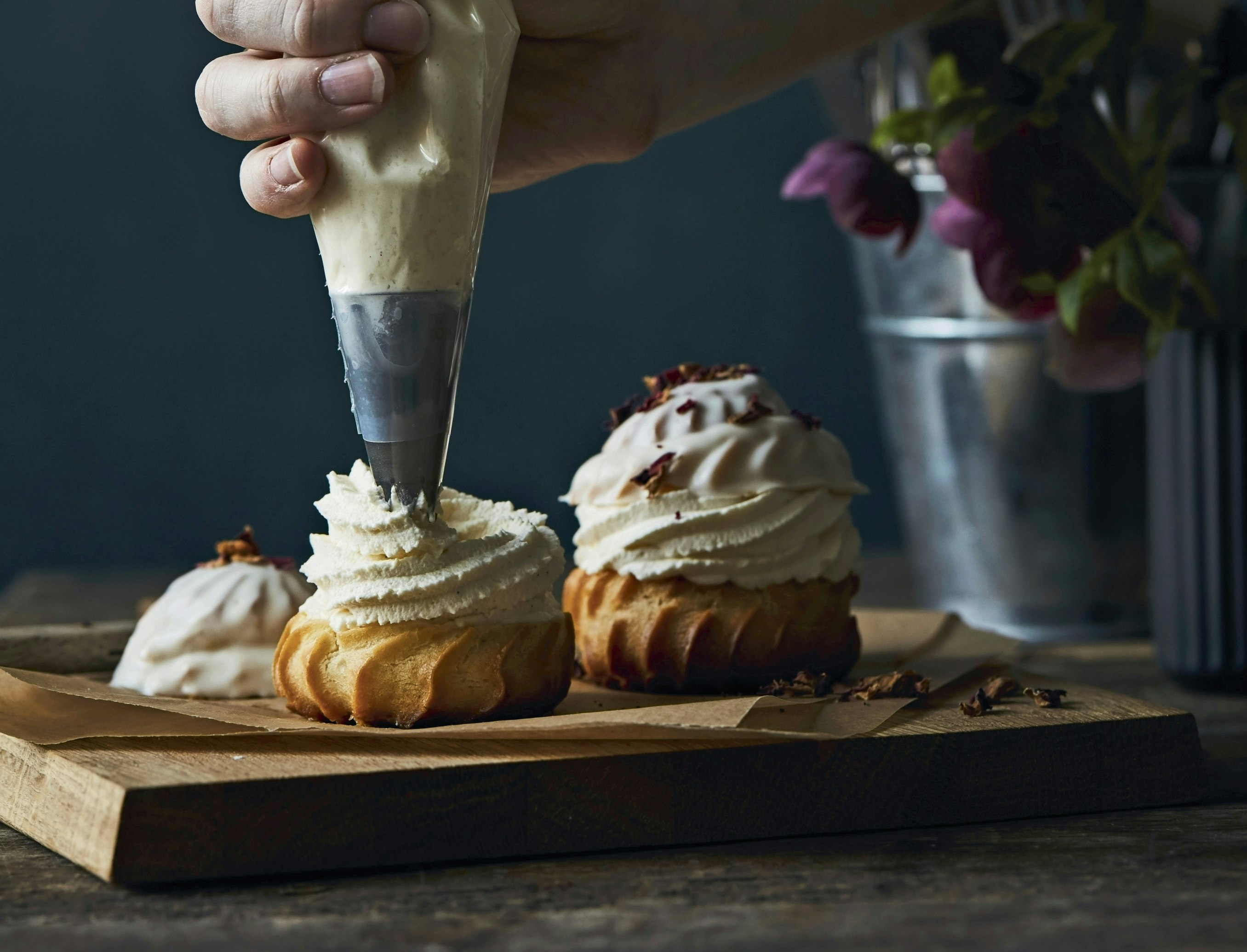 Runde eclair med passionsfrugtcreme