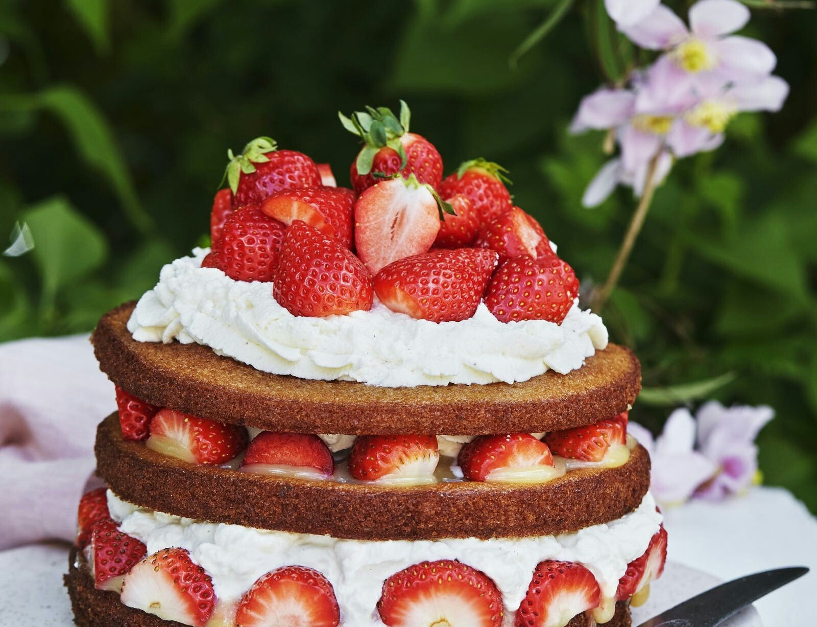 Rustik jordbærlagkage med citroncreme