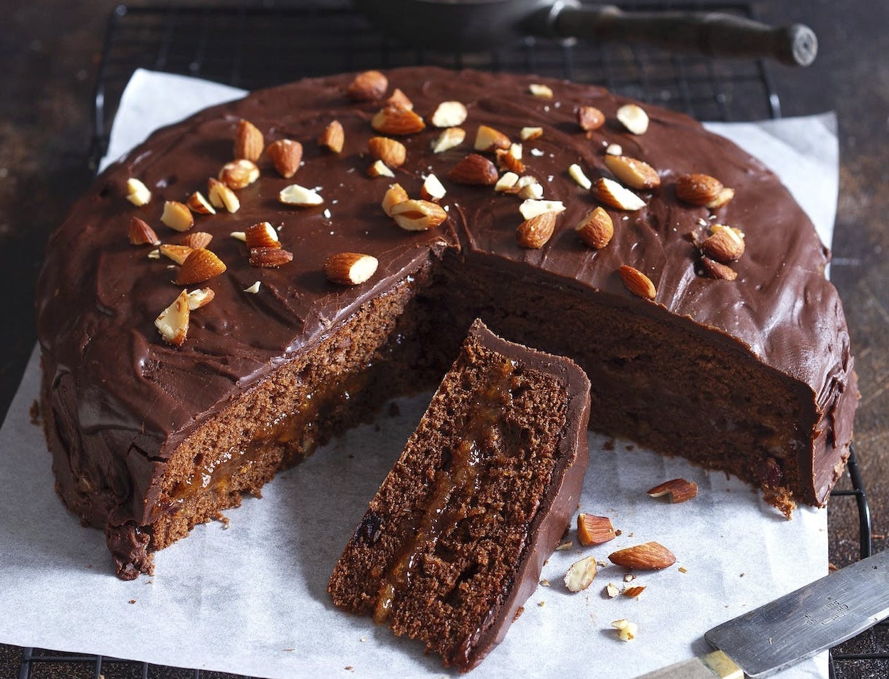 Sachertorte med tranebær og saltede mandler