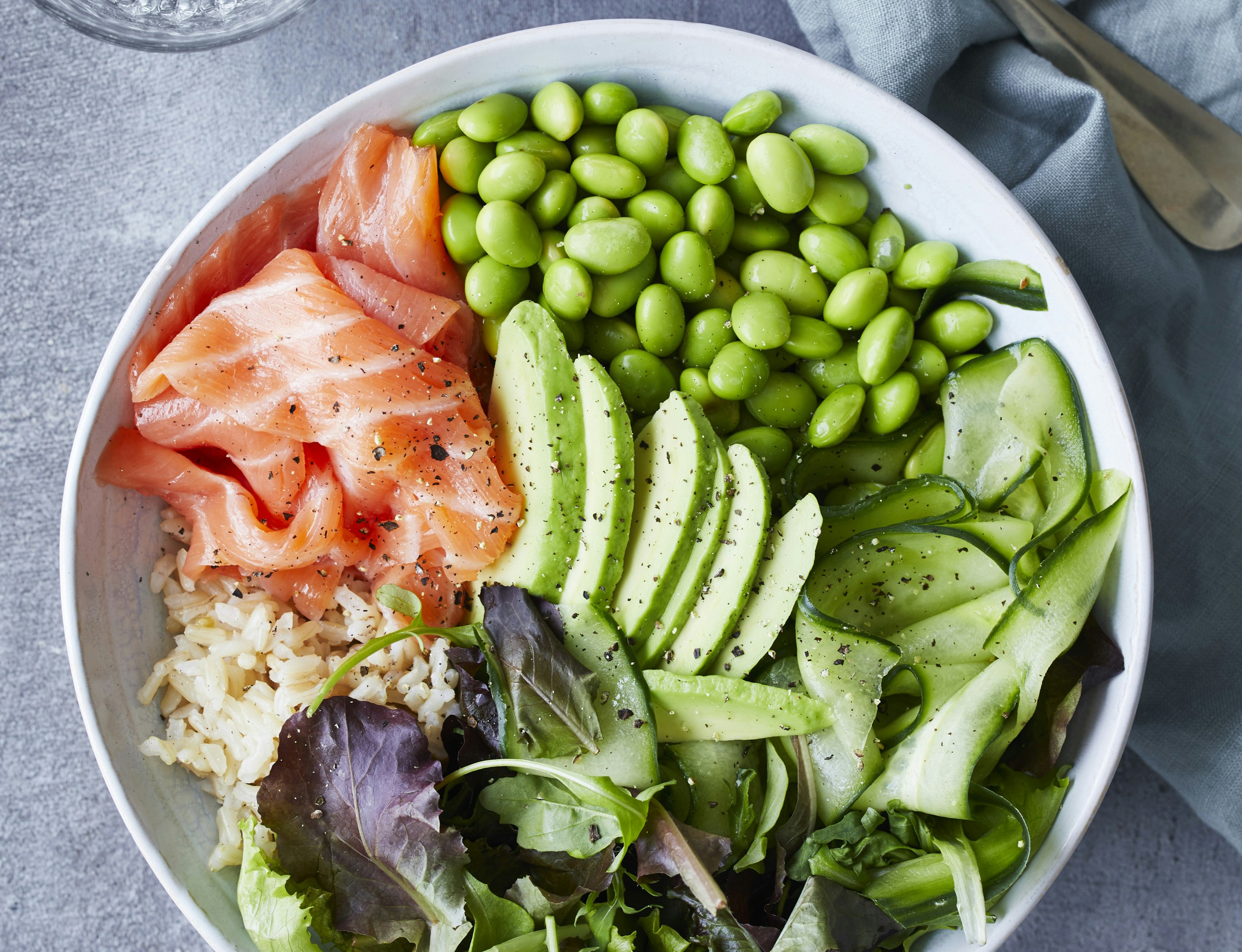 Salat-bowl med røget laks og avocado
