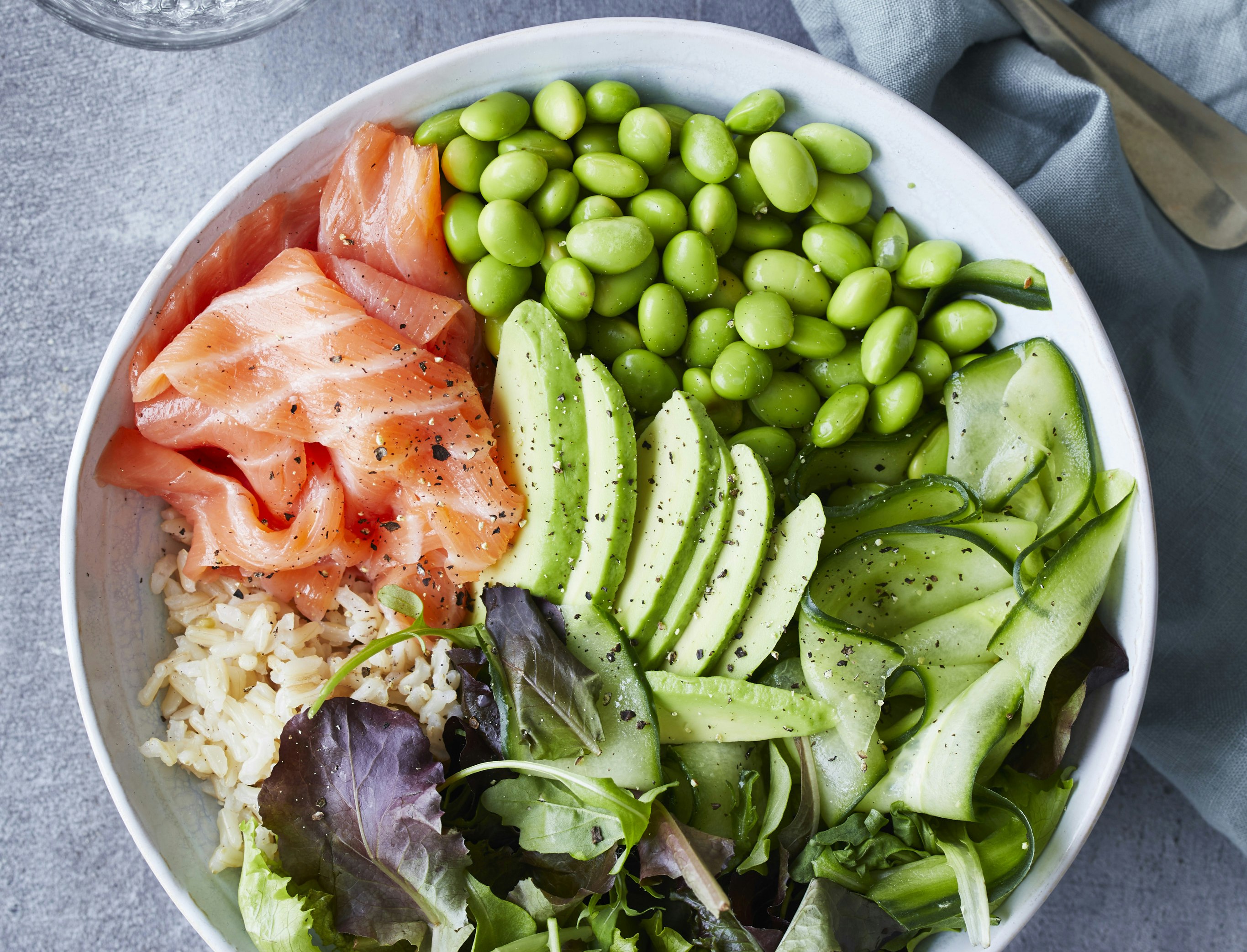 Salat-bowl med røget laks og avocado