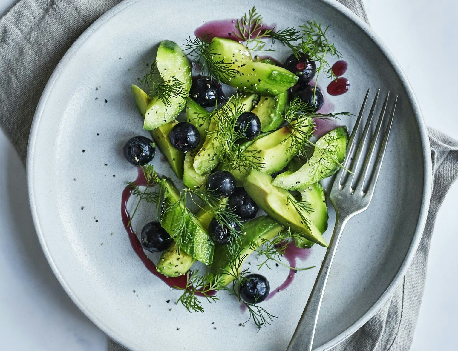 Salat med agurk, avocado og blåbær