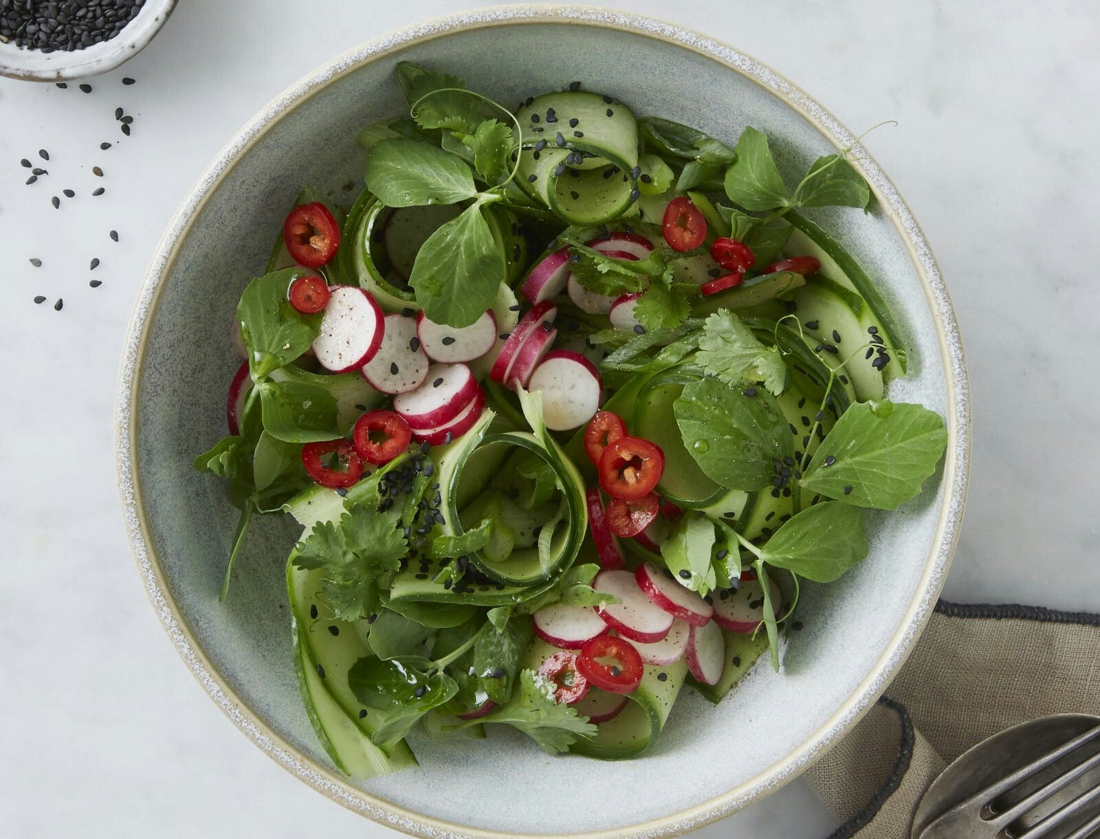 Salat med agurk og sesamdressing