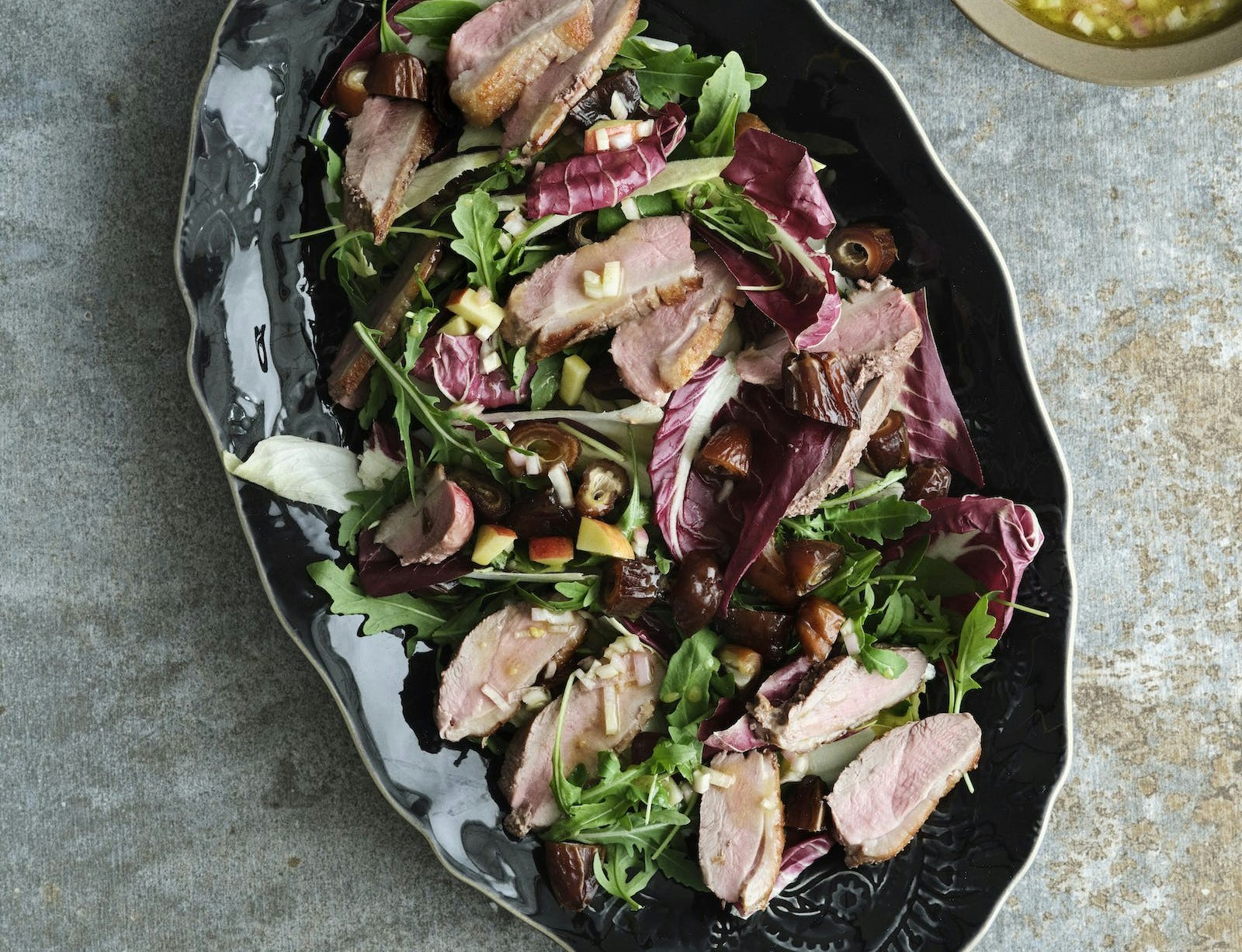 Salat med and og dadler