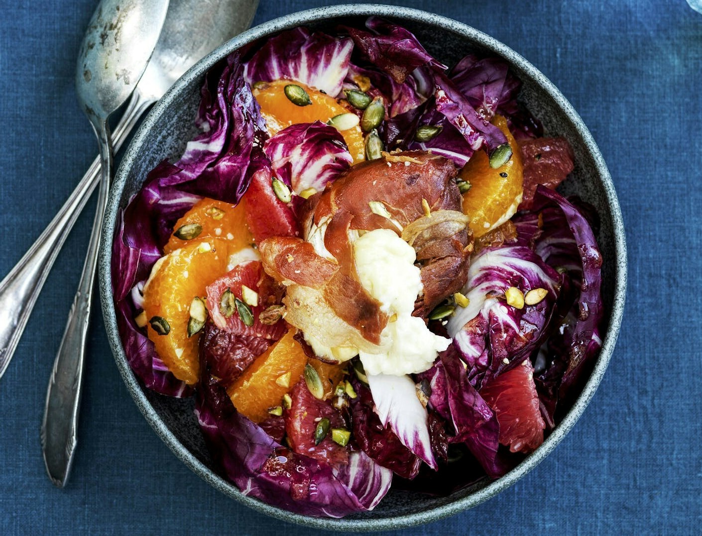 Salat med bagt brie og lufttørret skinke