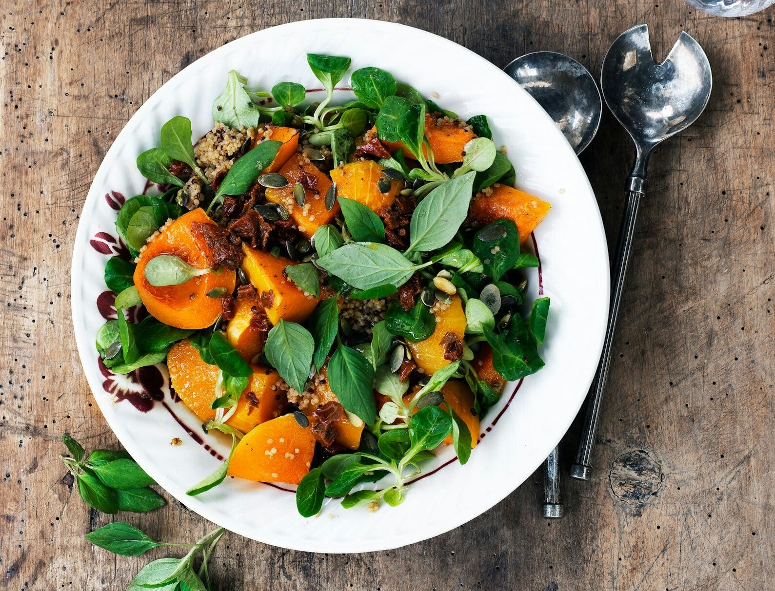 Salat med bagt butternut og quinoa