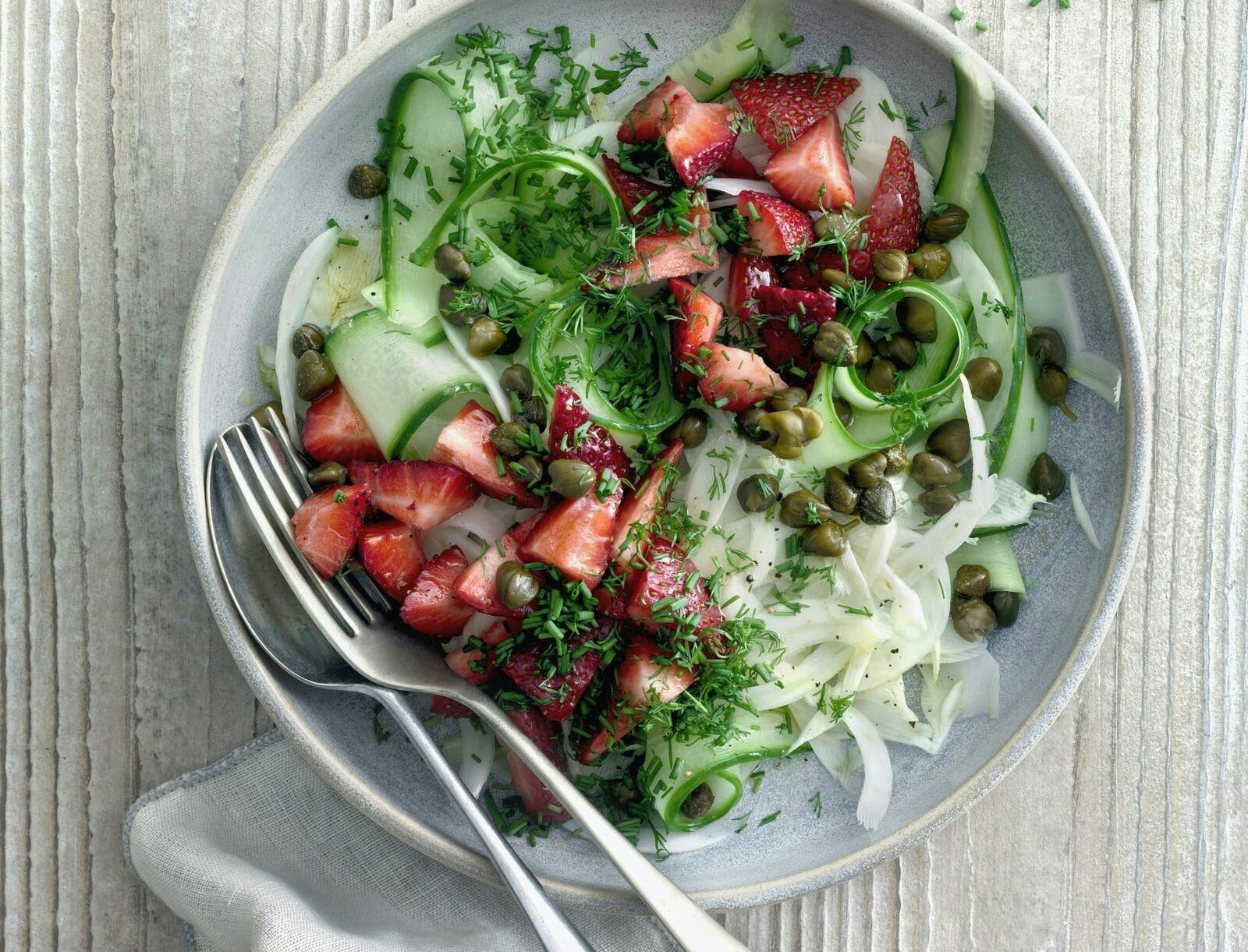 Salat med fennikel, jordbær og dild