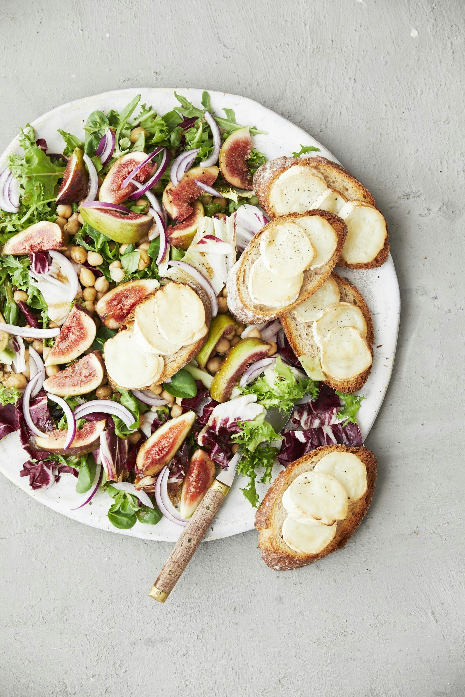 Salat med figner og gedeost-brød