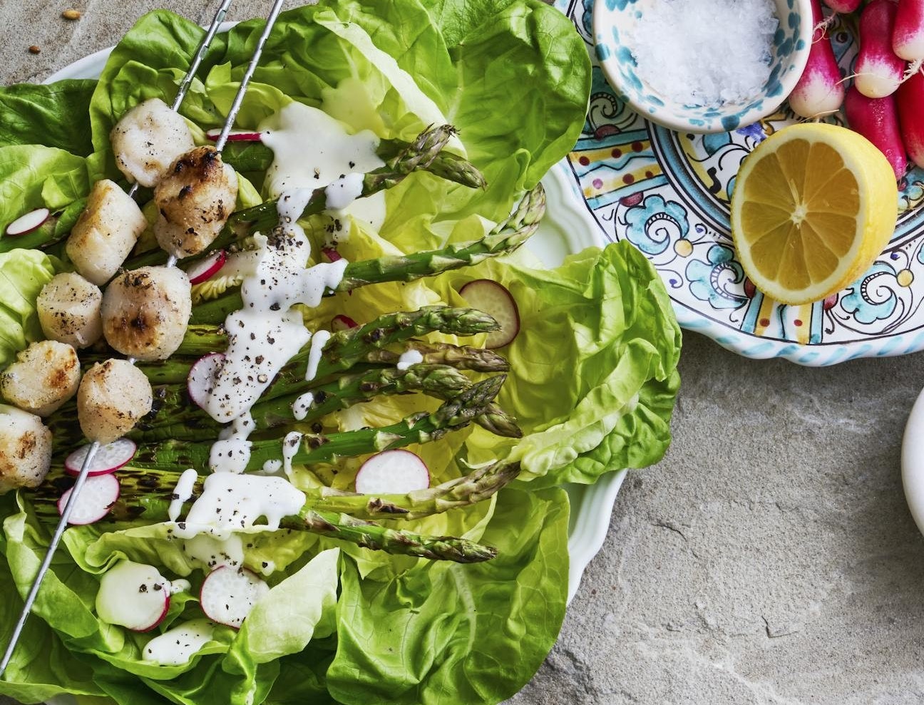 Salat med grillede kammuslinger og mormordressing