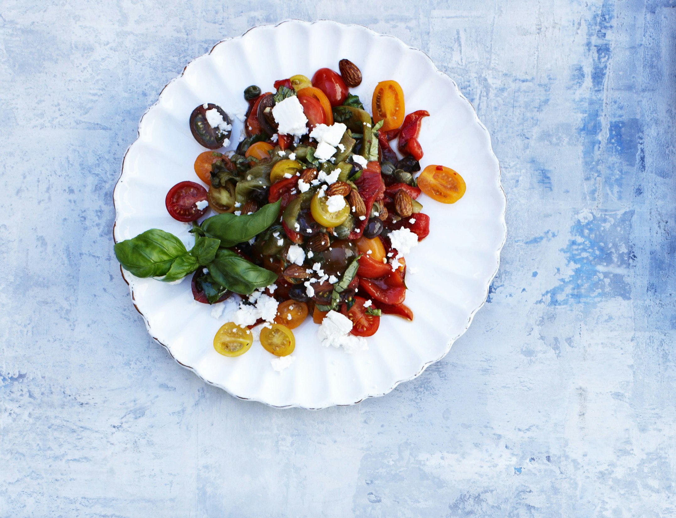 Salat med grillede peberfrugter, mandler og feta