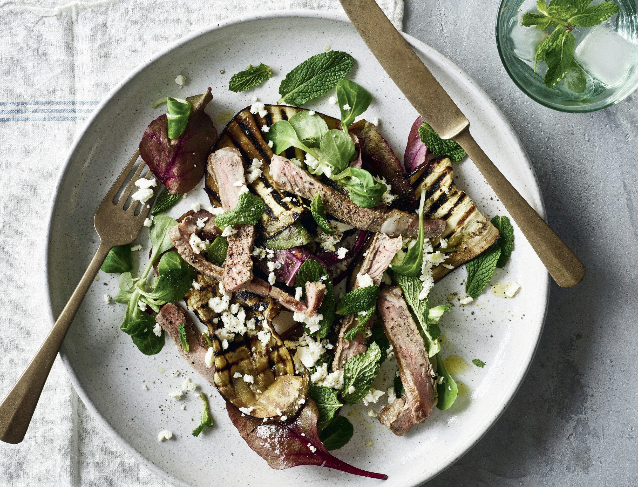 Salat med grillet aubergine, oksekød og feta