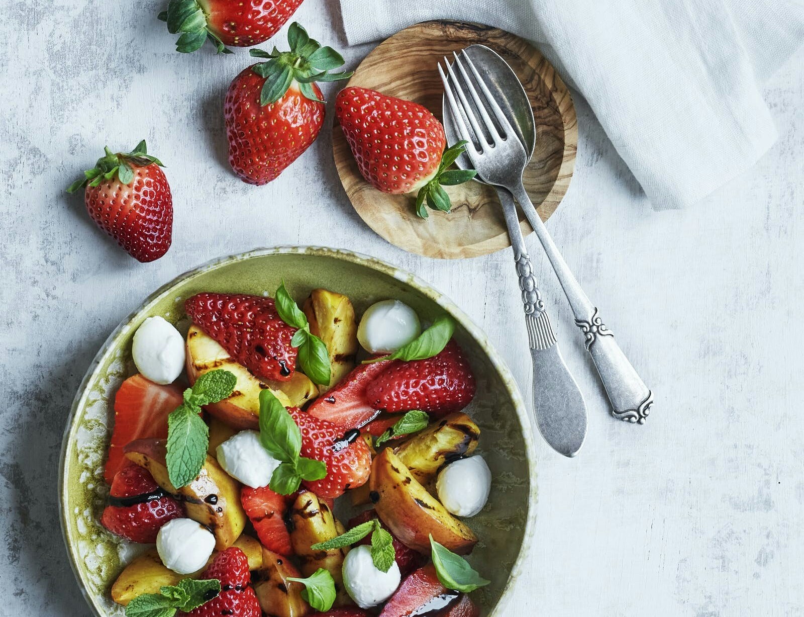 Salat med jordbær og grillede nektariner