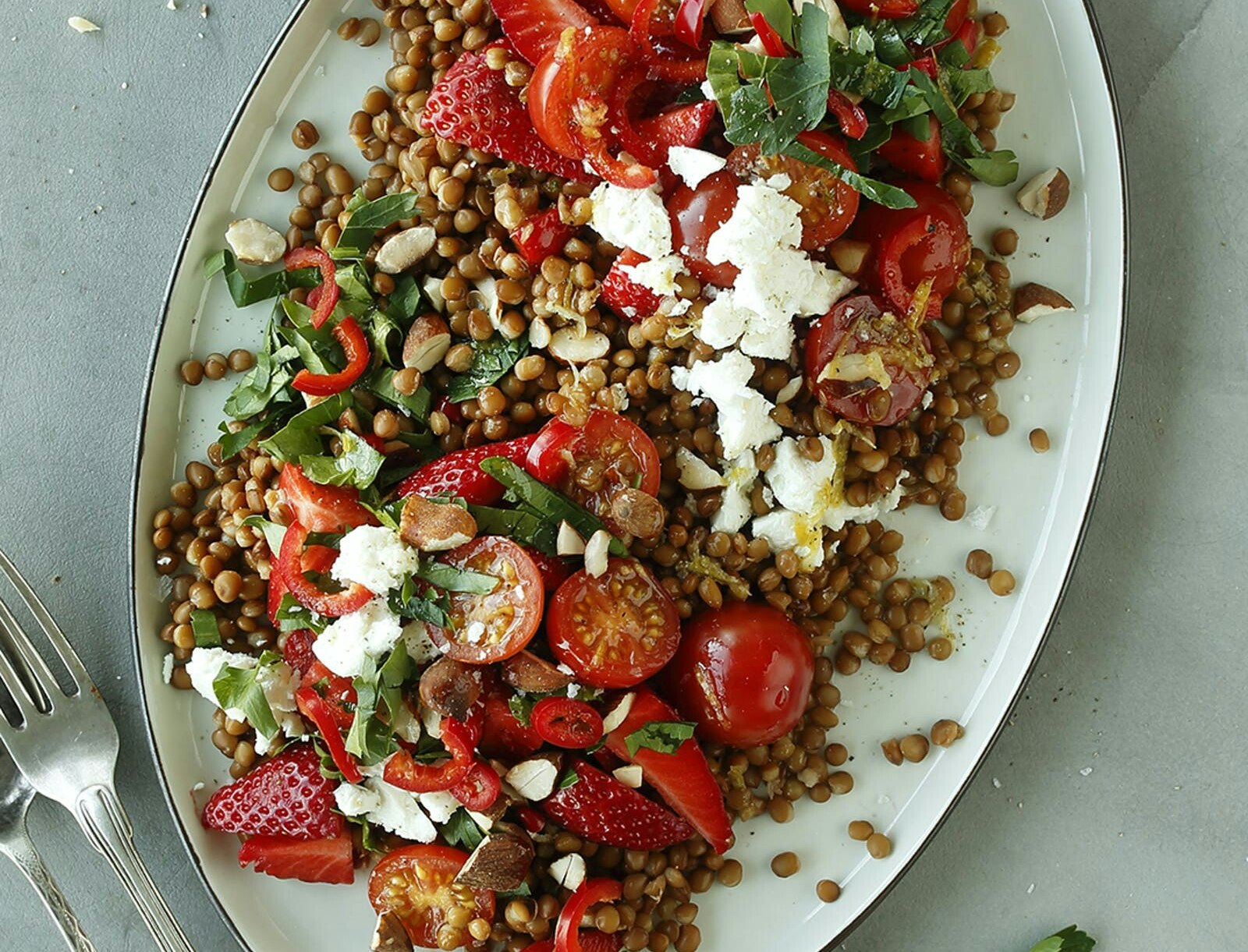 Salat med jordbær og linser