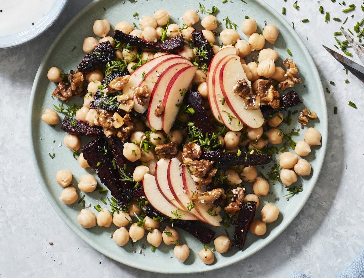 Salat med kikærter, bagte rødbeder og æble