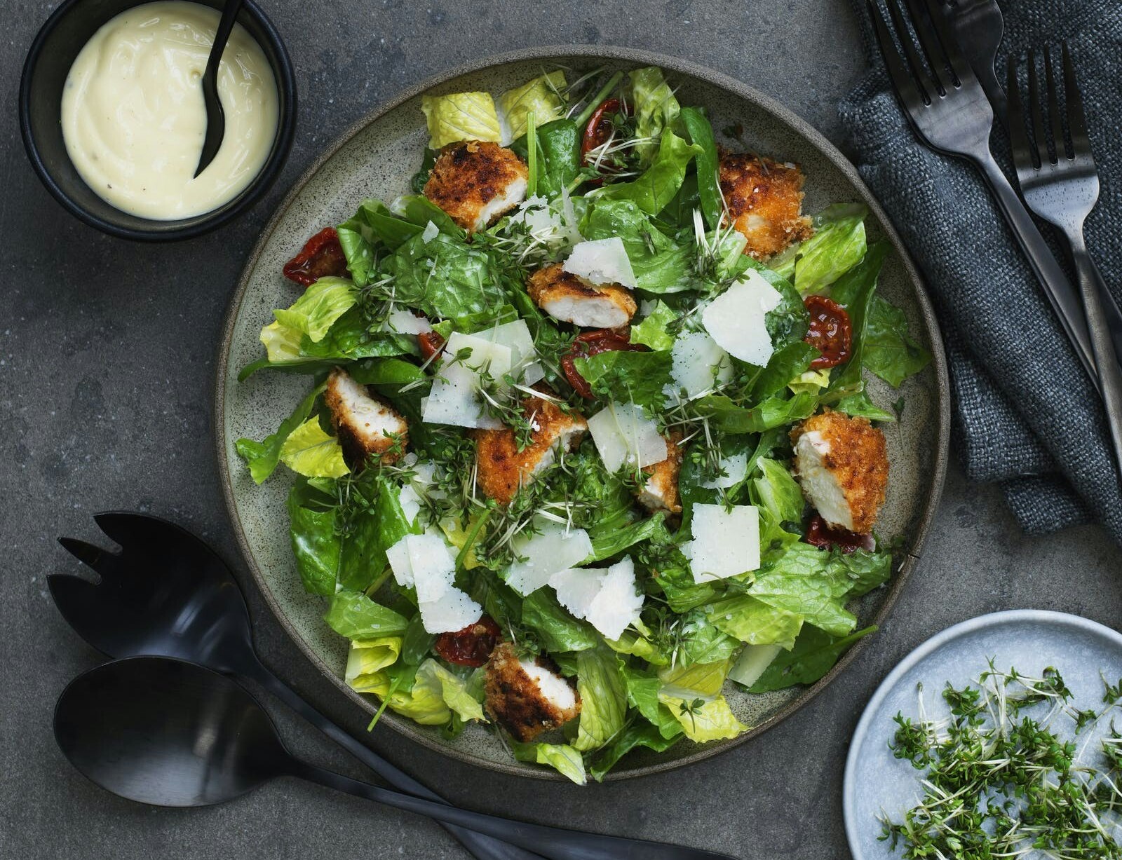 Salat med kyllingenuggets og honning-dijon-dressing