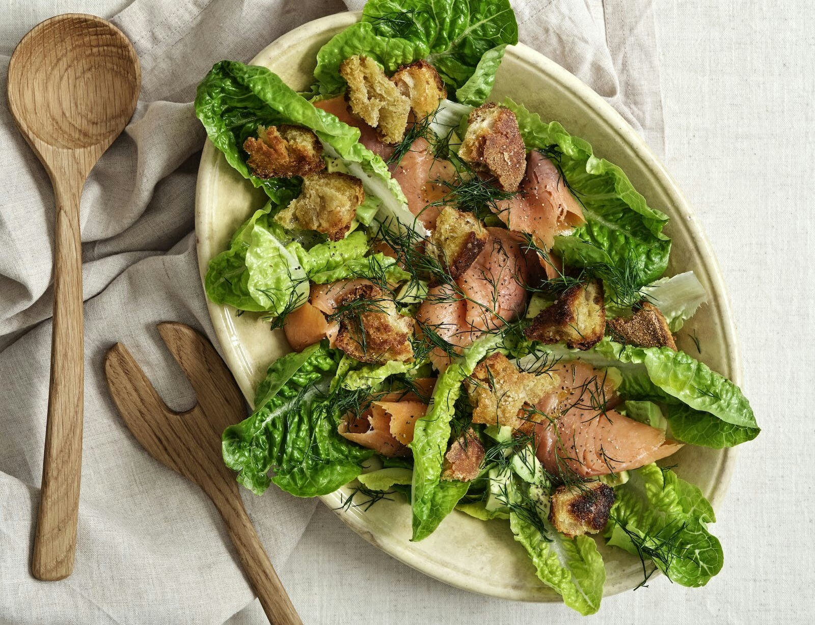 Salat med laks, avocado og croutoner