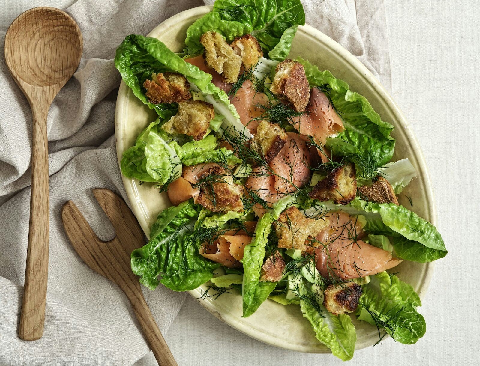 Salat med laks, avocado og croutoner