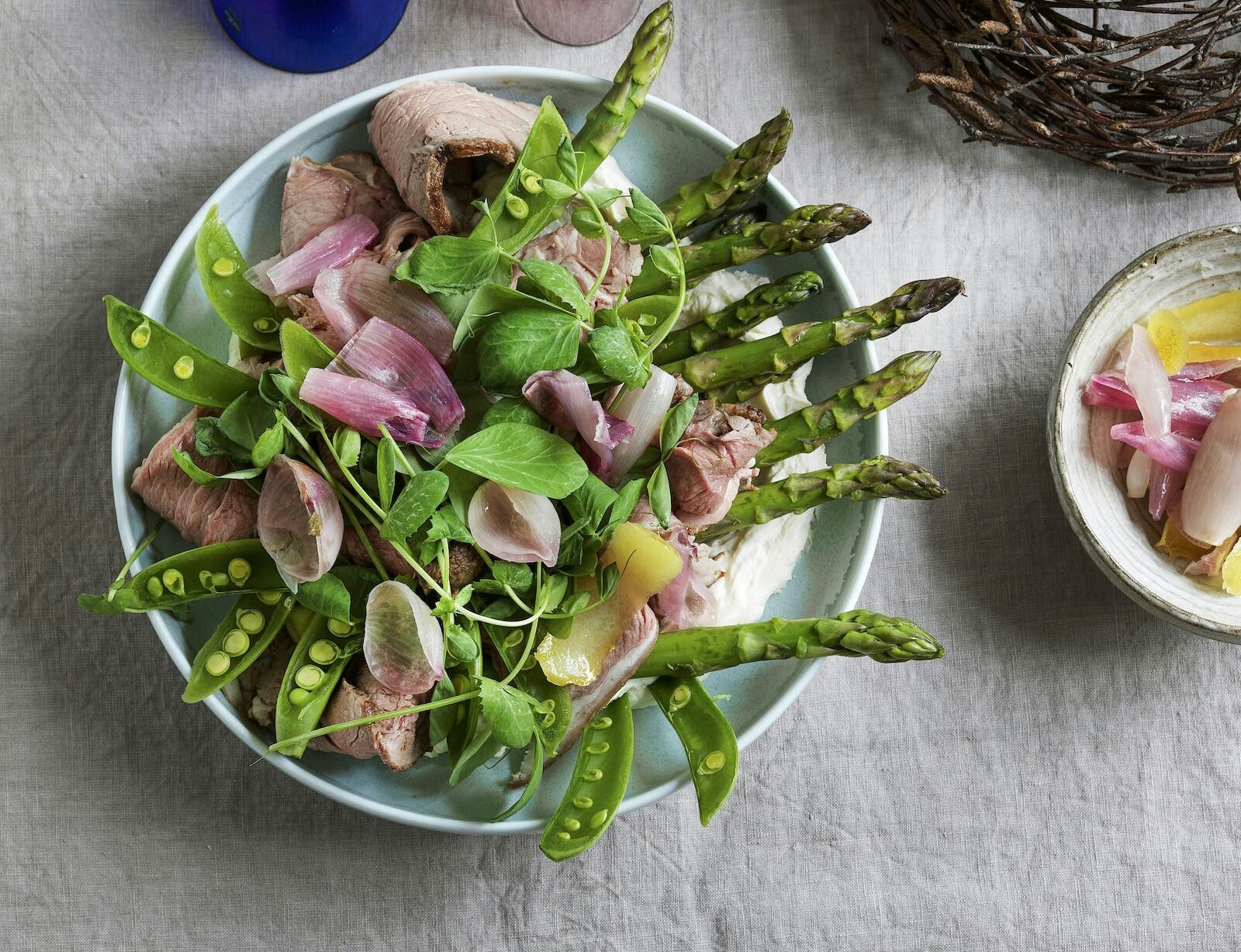Salat med lam, asparges og syltede skalotteløg