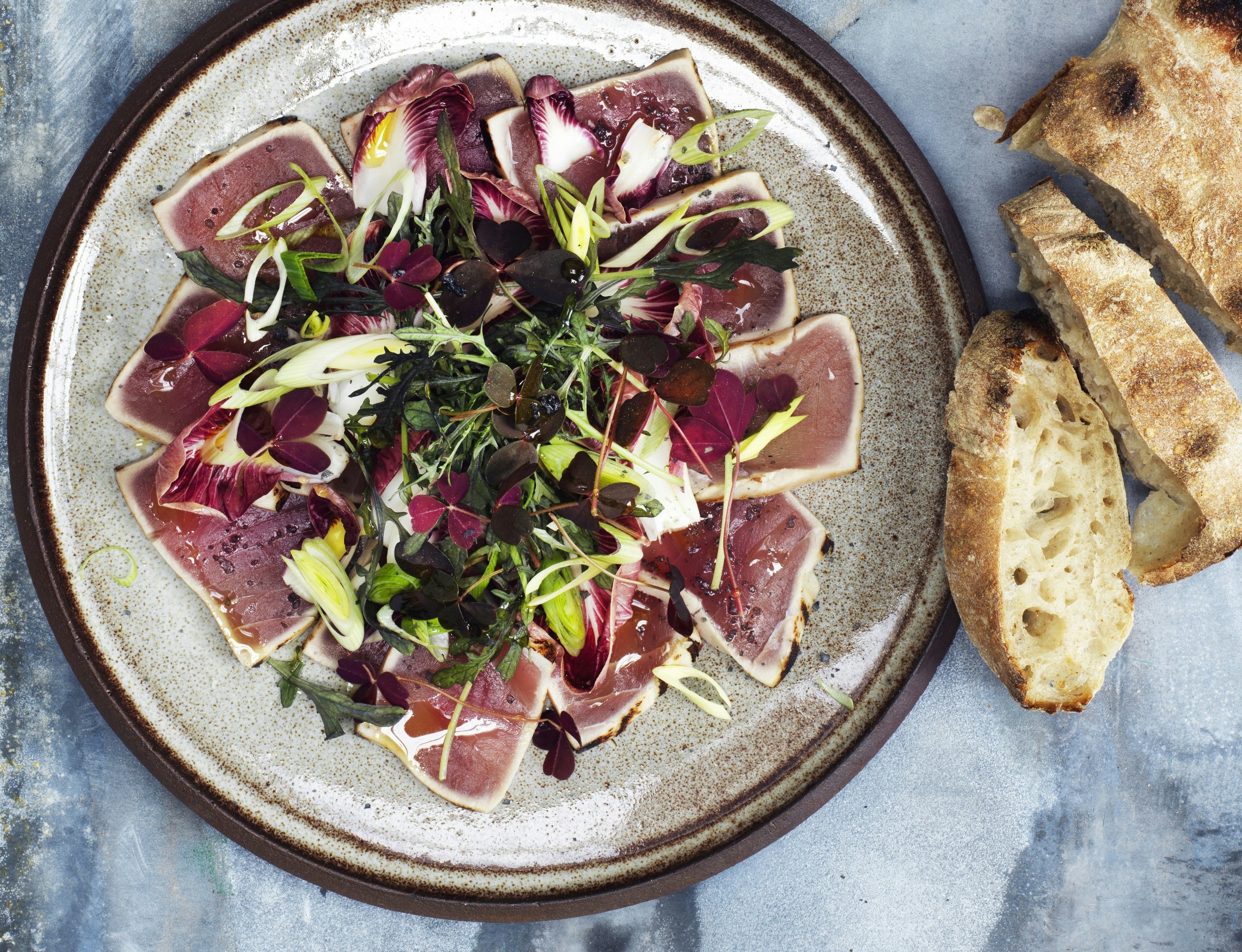 Salat med lynstegt tun