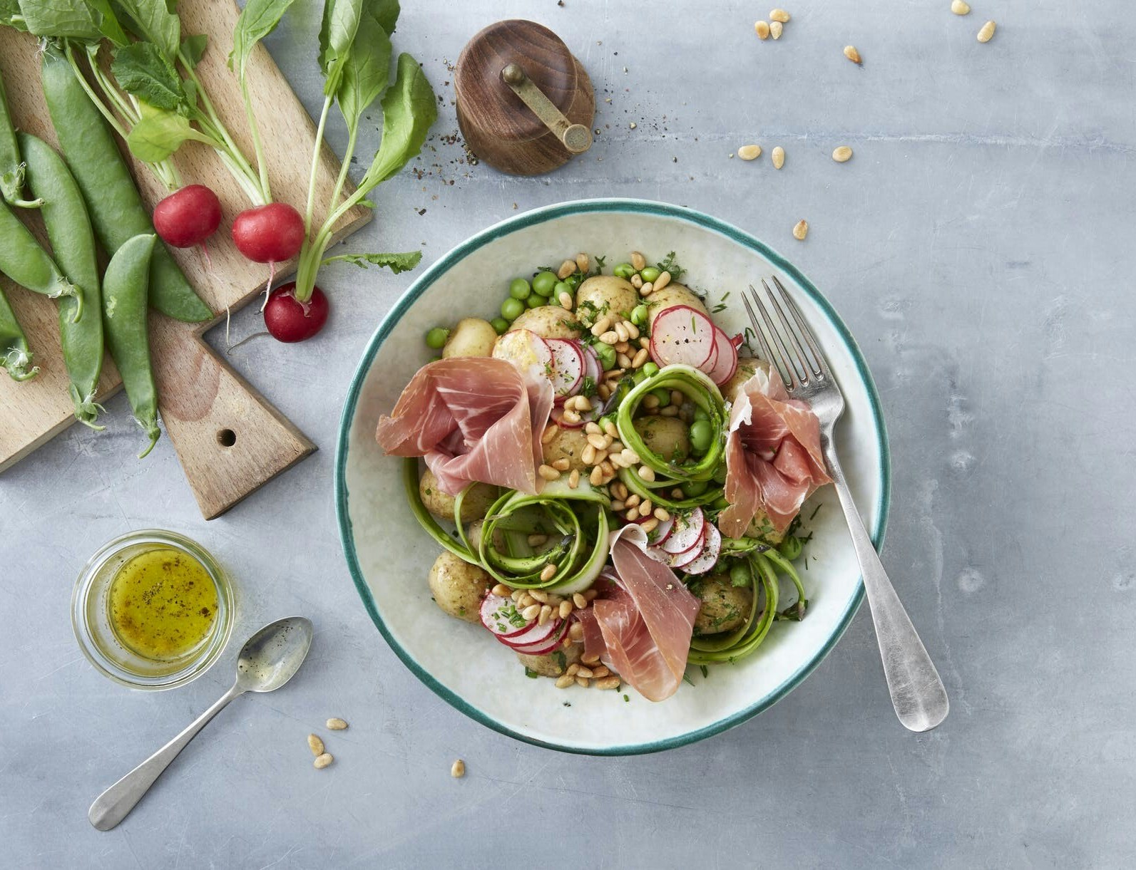 Salat med nye kartofler, asparges og ristede pinjekerner