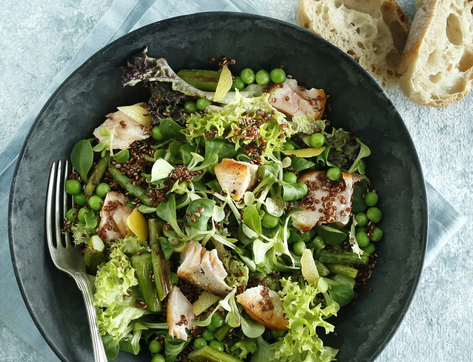 Salat med quinoa, asparges og laks
