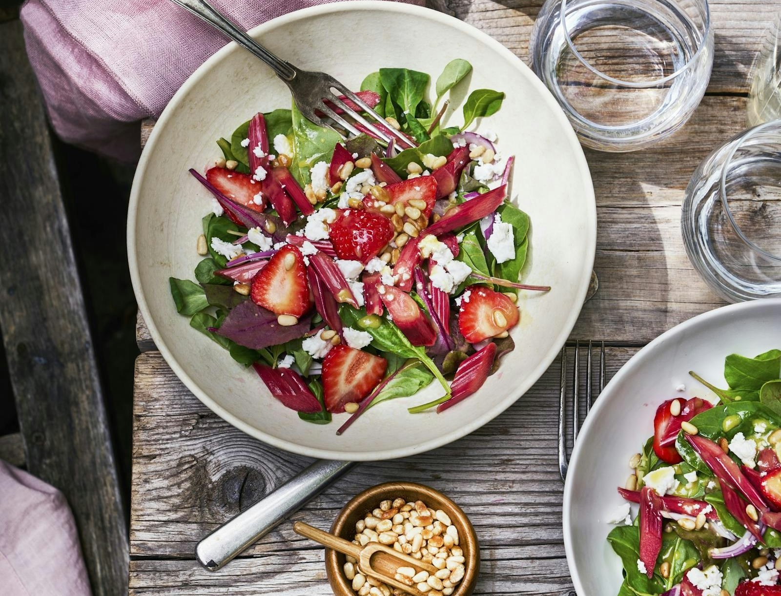 Salat med råsyltede rabarber, jordbær og feta