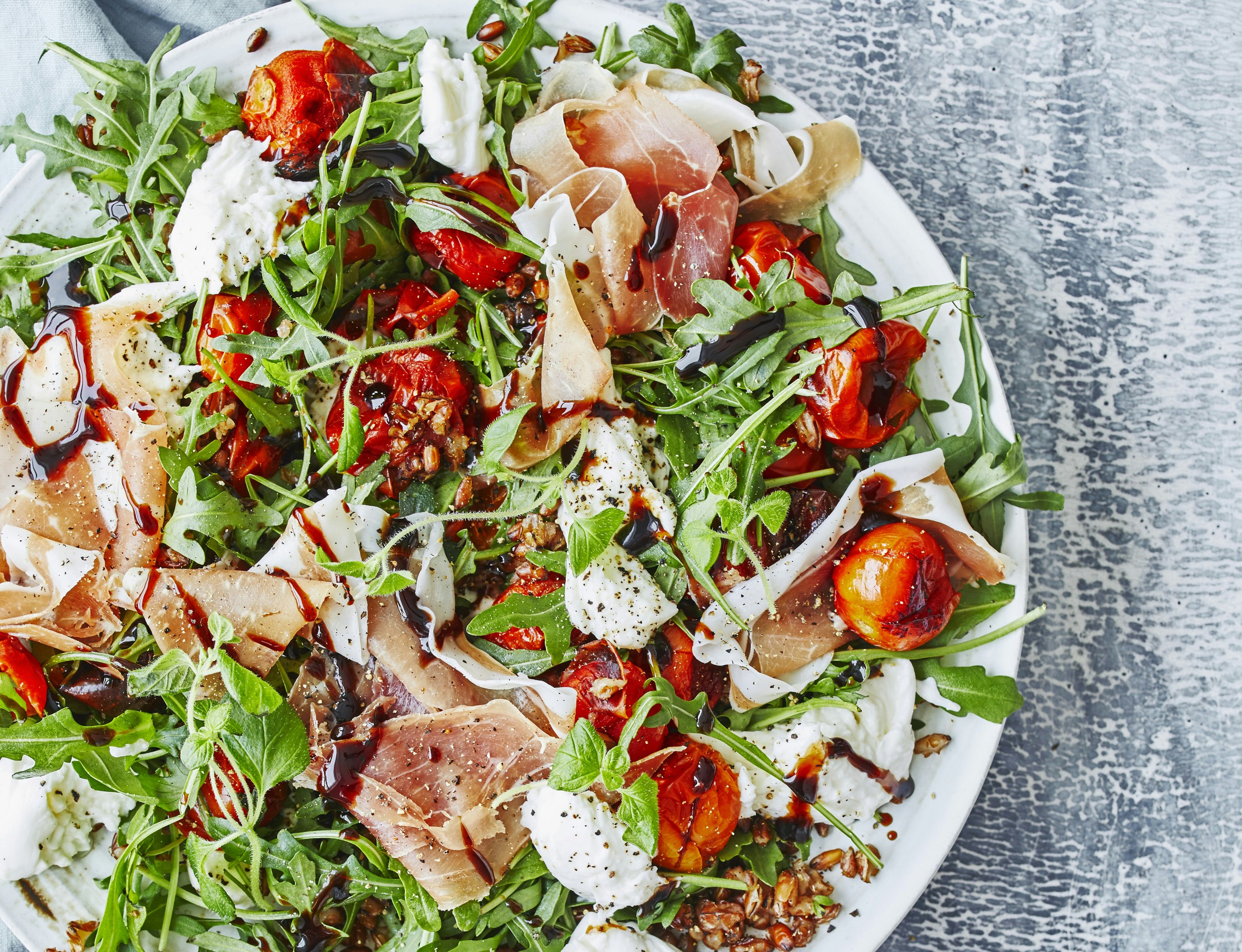 Salat med rugkerner og bagte tomater