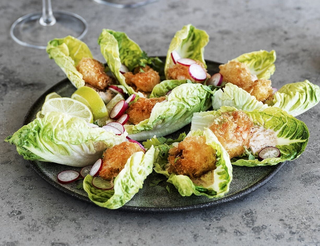 Salatblade med stegte rejer og kimchi-mayo