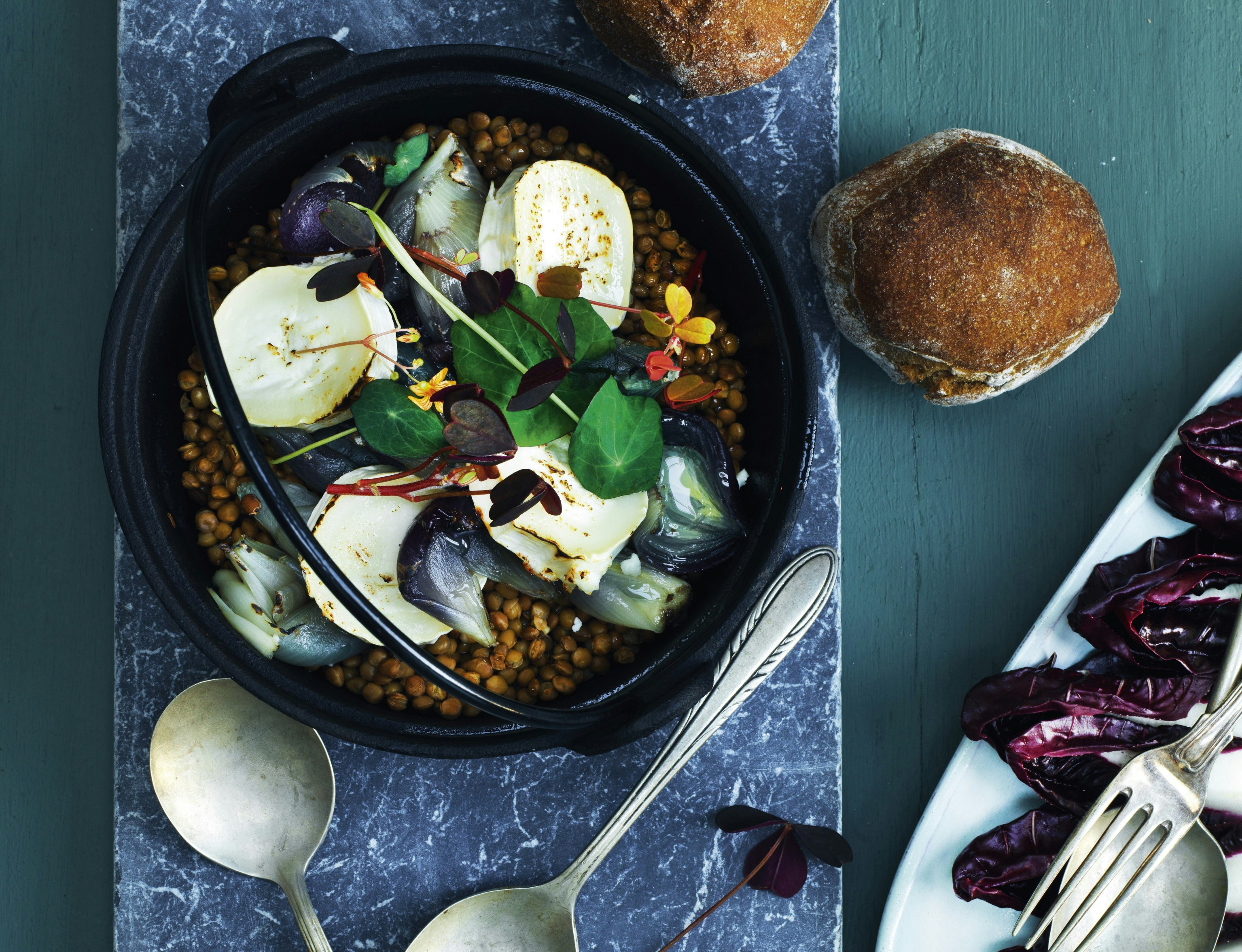 Linsegryde med saltbagte løg og gedeost