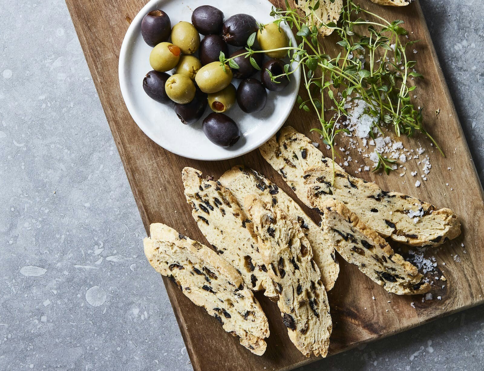 Salte biscotti med oliven og timian