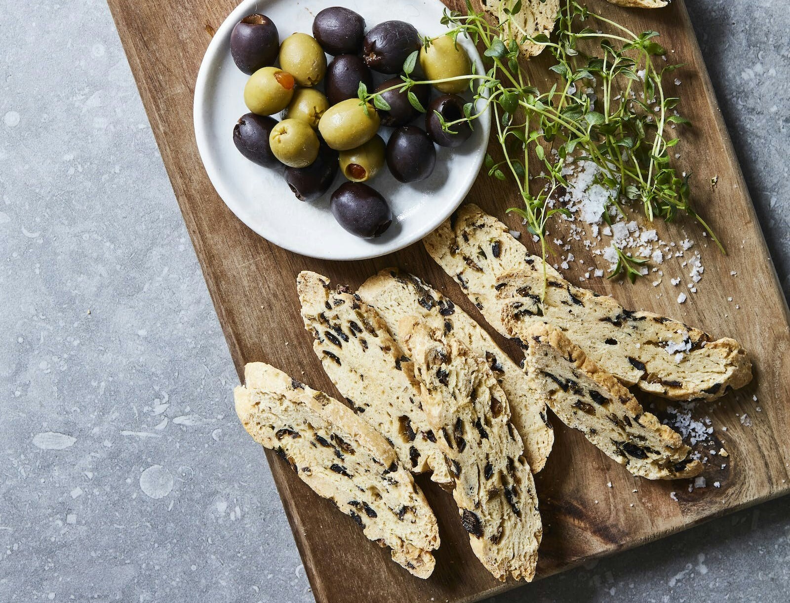 Salte biscotti med oliven og timian