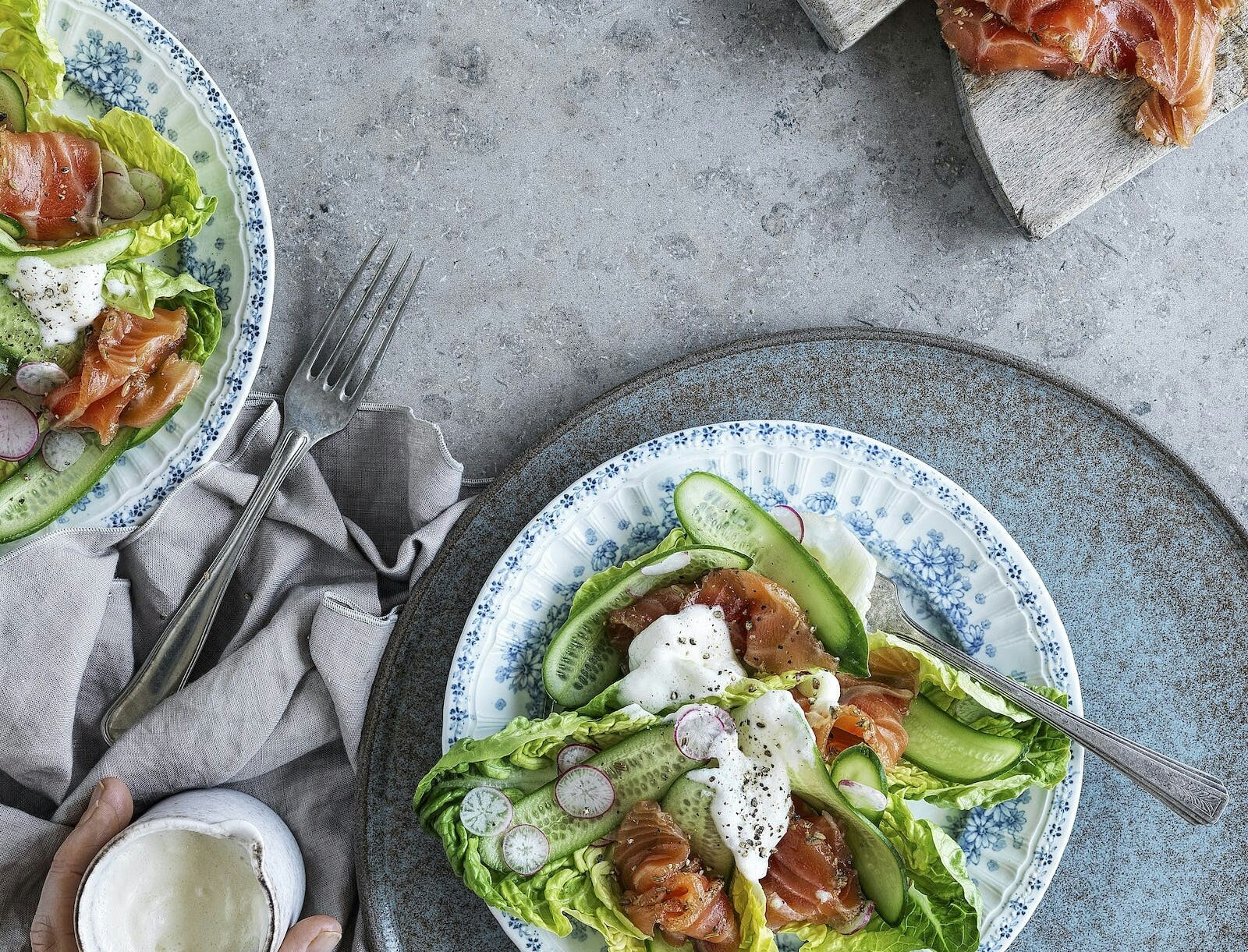 Saltet laks med mormordressing og sprød salat