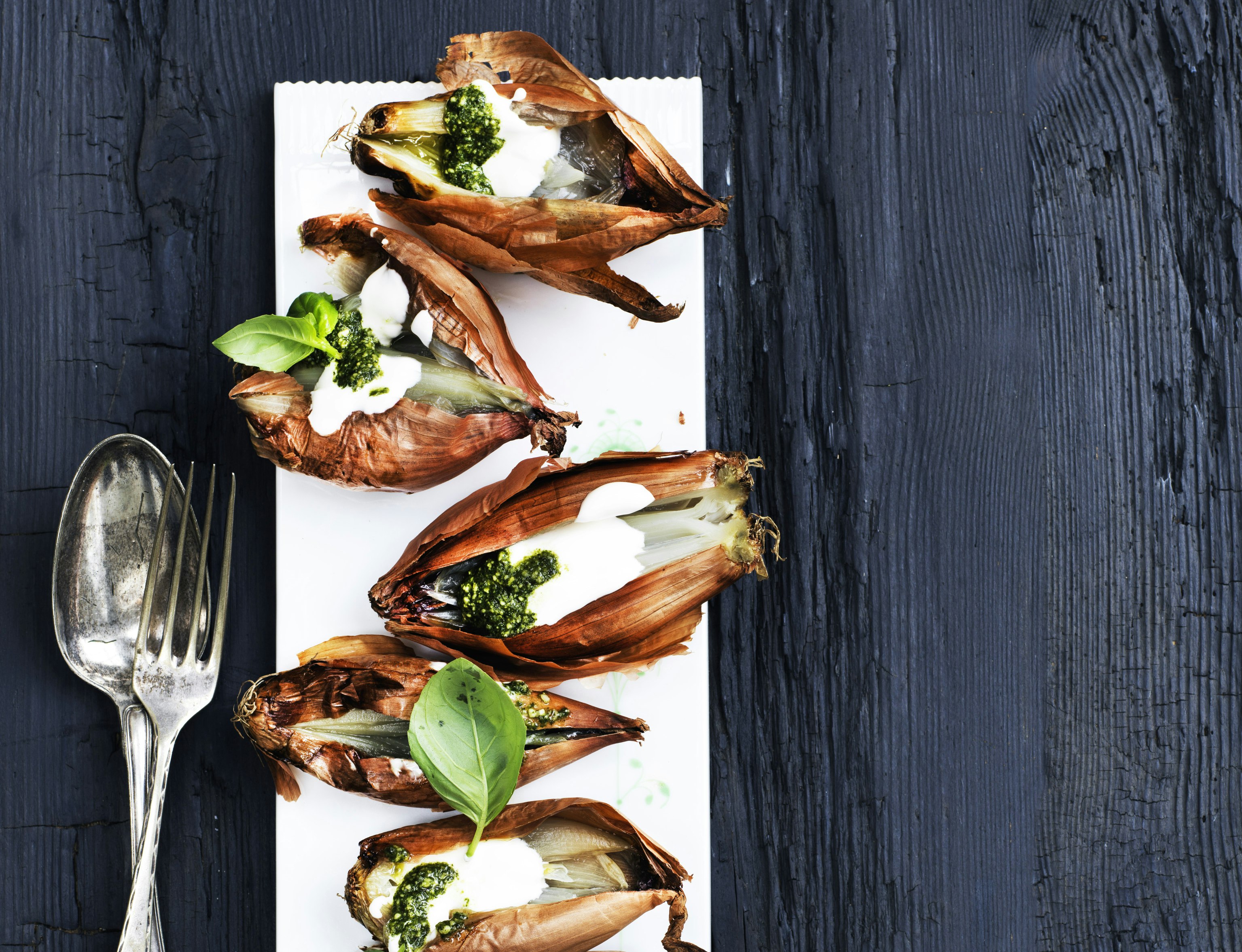 Saltgrillede løg med syrnet fløde og pesto