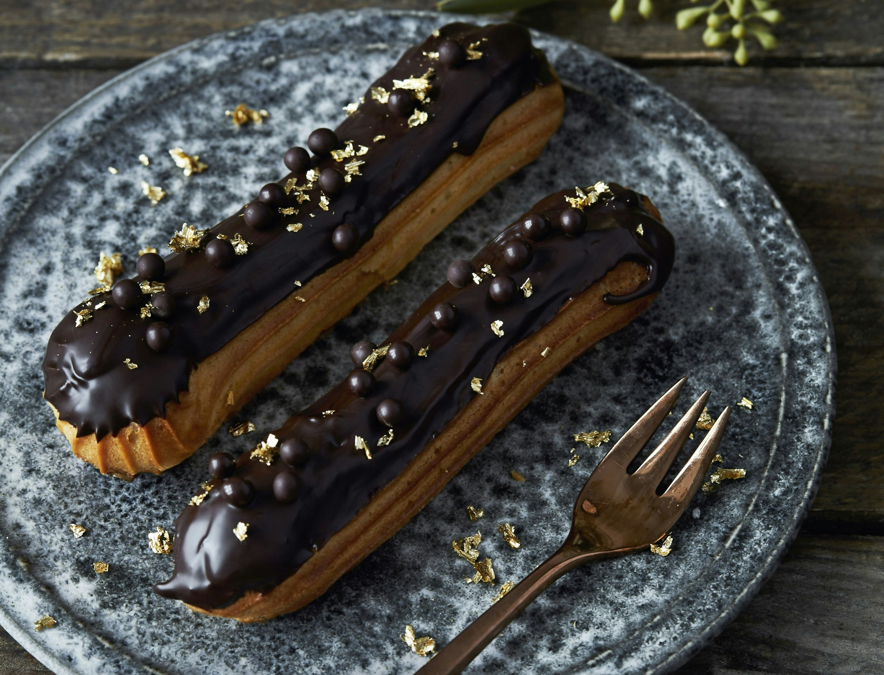 Saltkaramel-eclair med mørk chokoladeglace