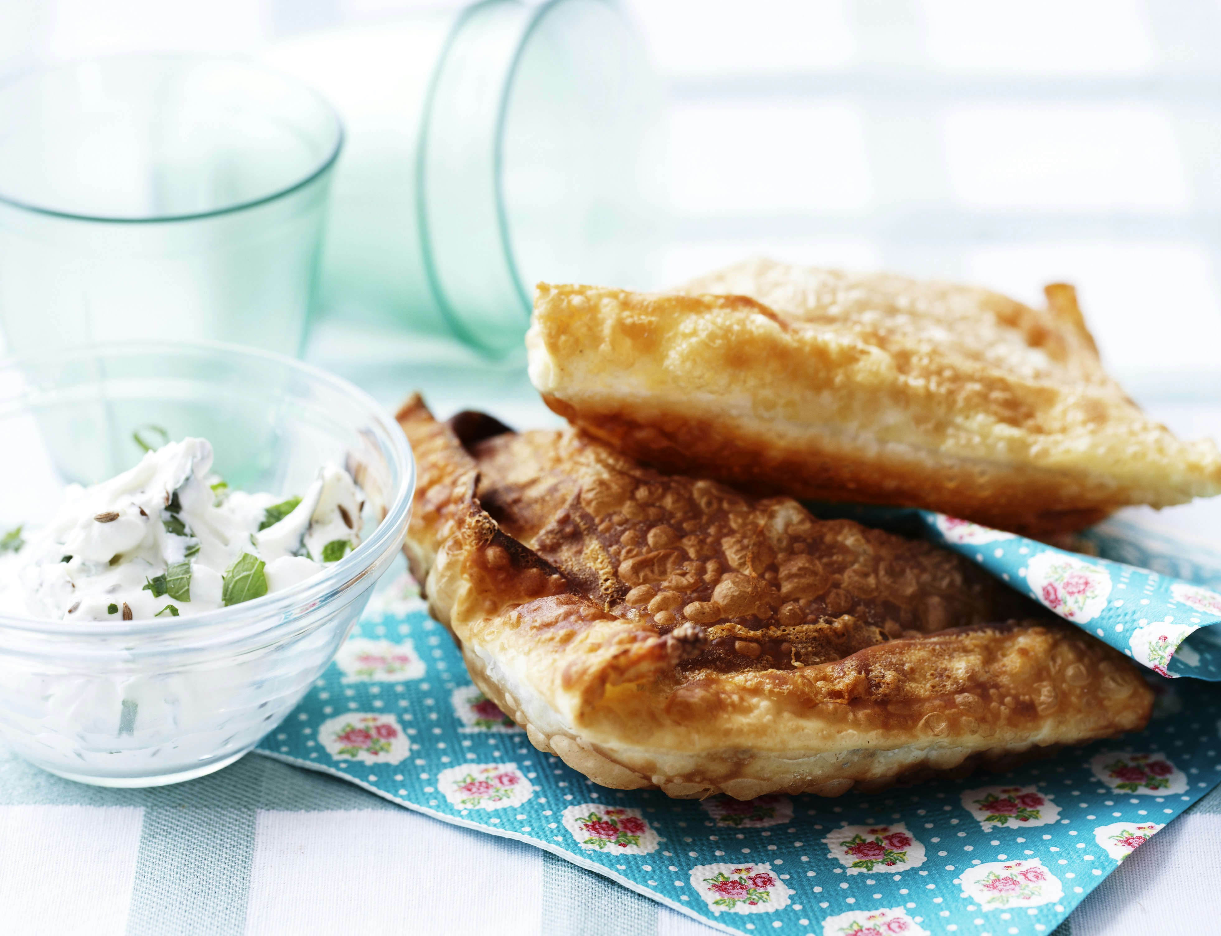 Samosa med kartofler og raita med mynte