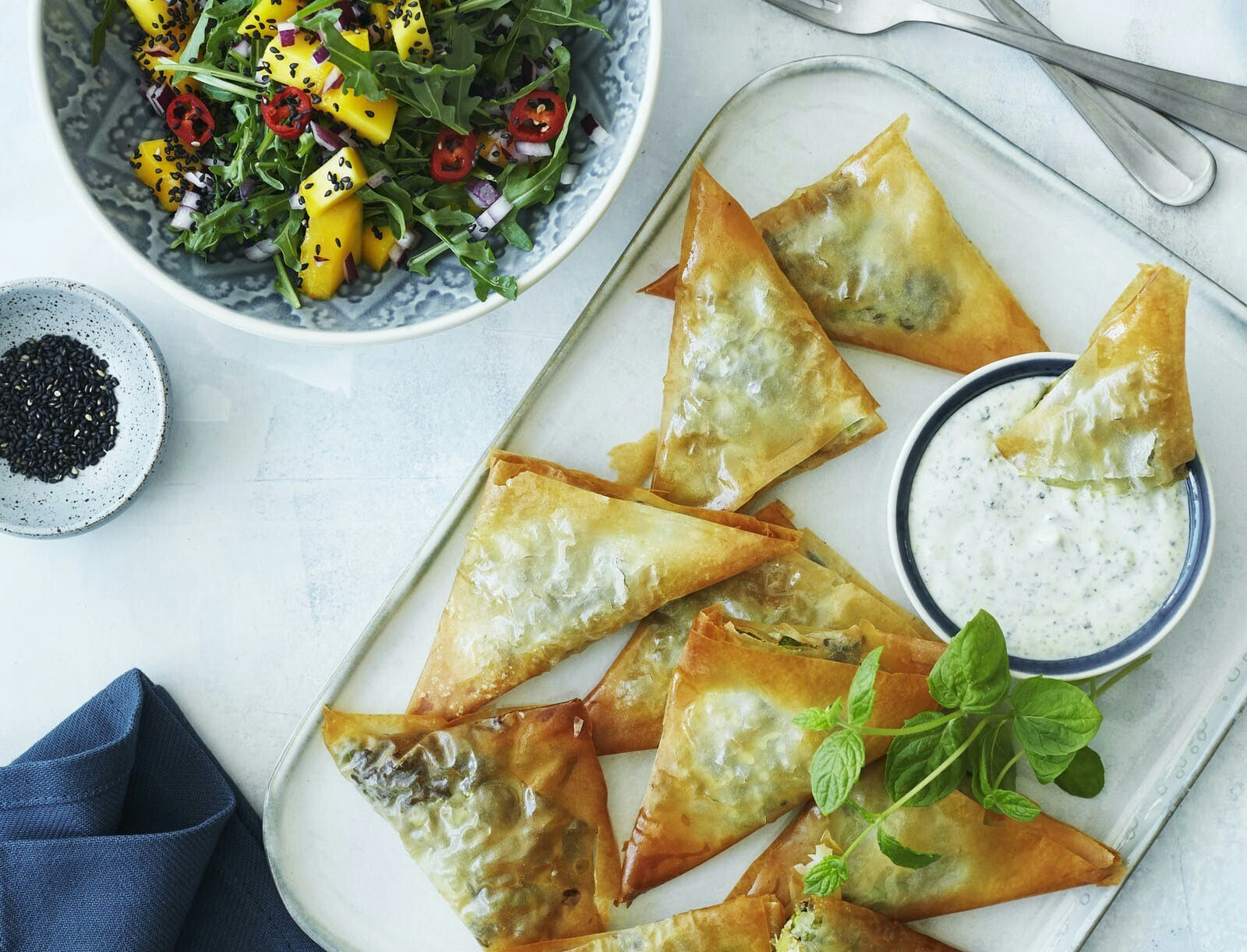 Samosaer med krydret oksekød, mangosalat og myntedip