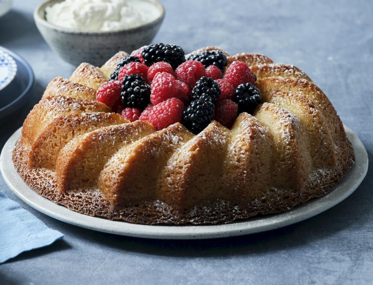 Sandkage med rom og friske bær