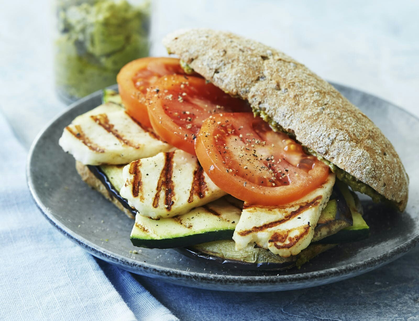 Sandwich med løvstikkepesto og grillost