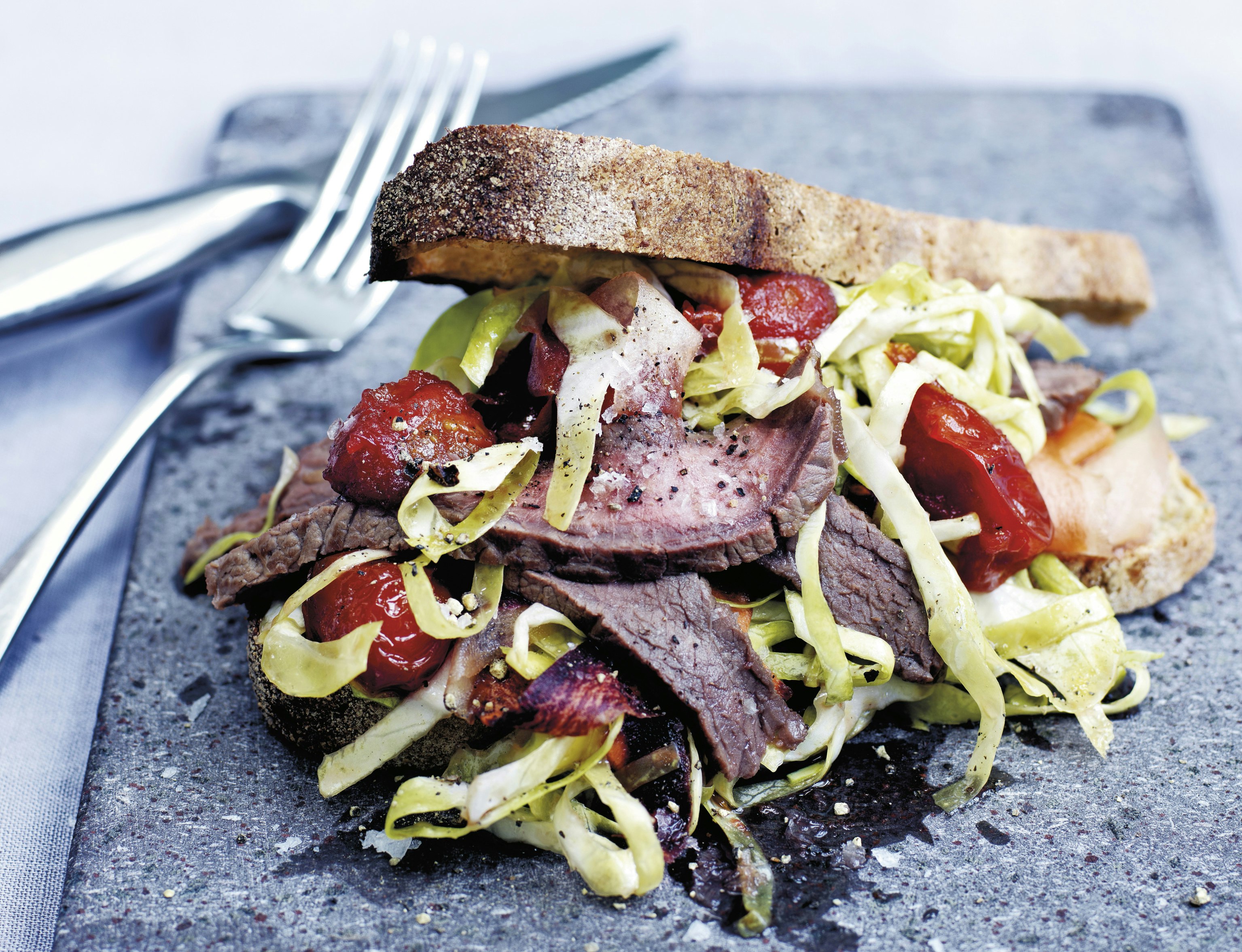 Sandwich med oksekød, syltede tomater og marineret spidskål