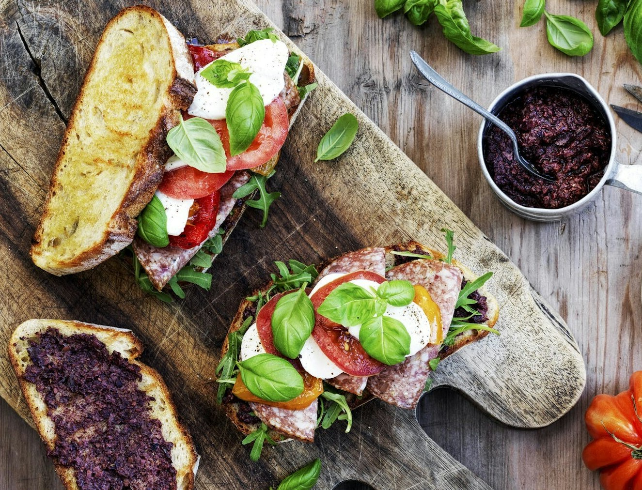 Sandwich med oliventapenade, grillet peberfrugt og salami