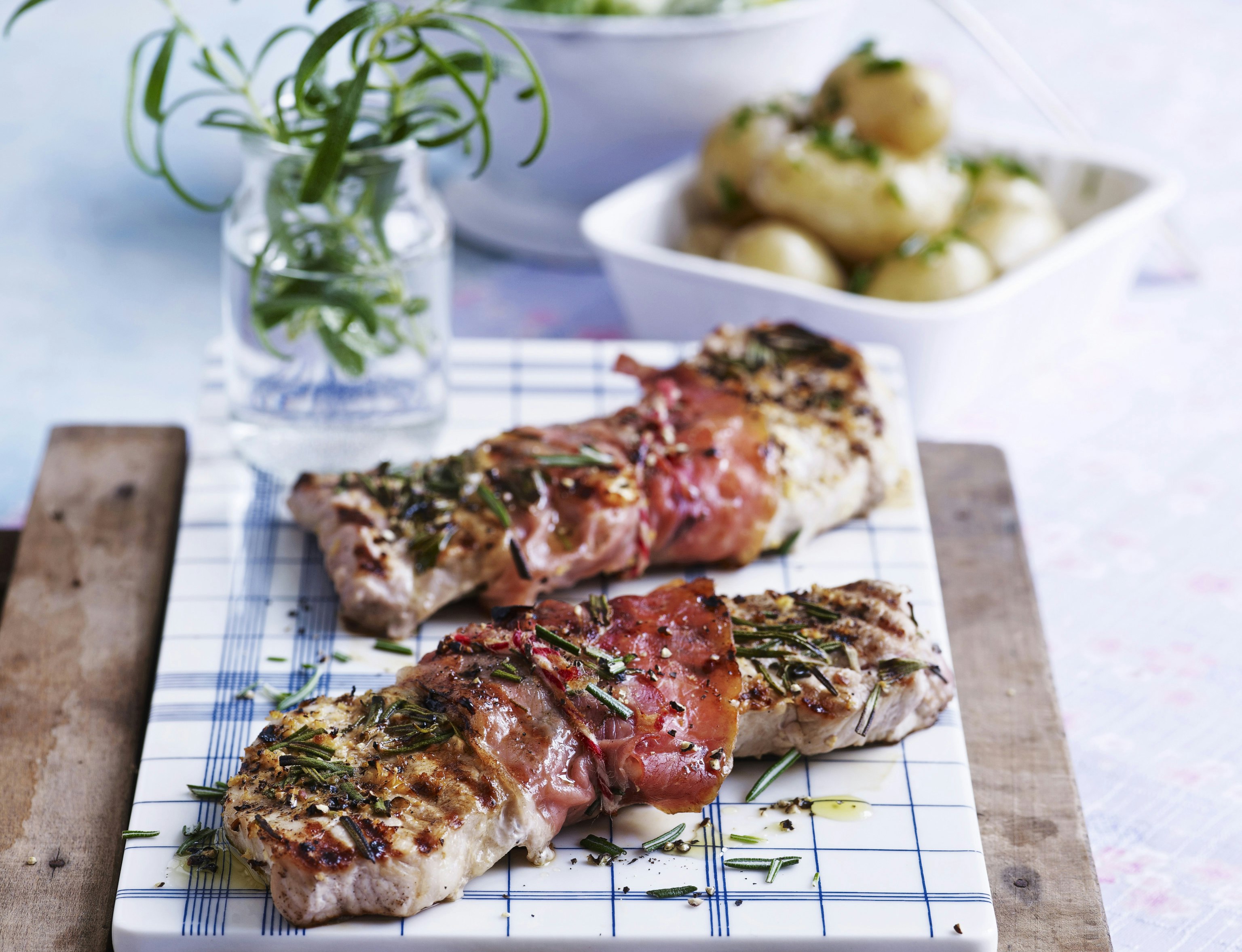 Schnitzler med rosmarin og salat med syrnet fløde