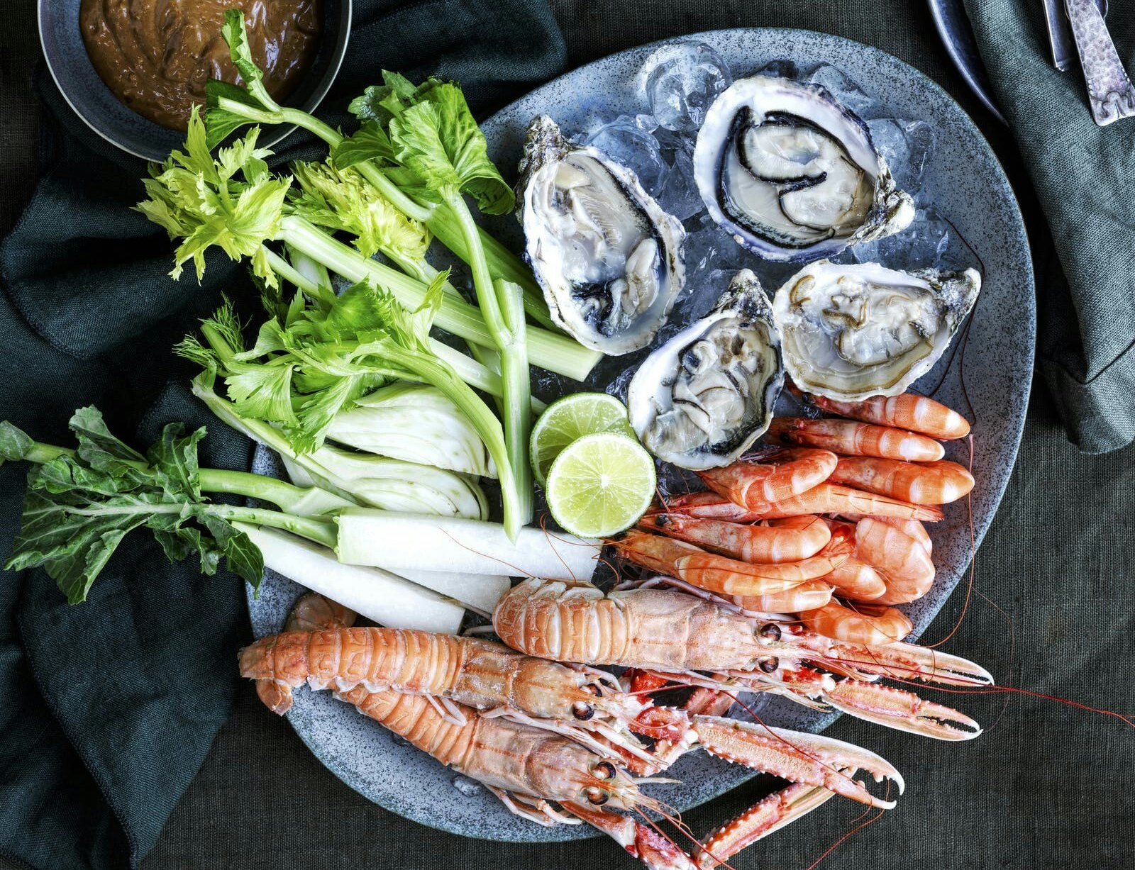 Seafood og sprøde grøntsager med misomayo