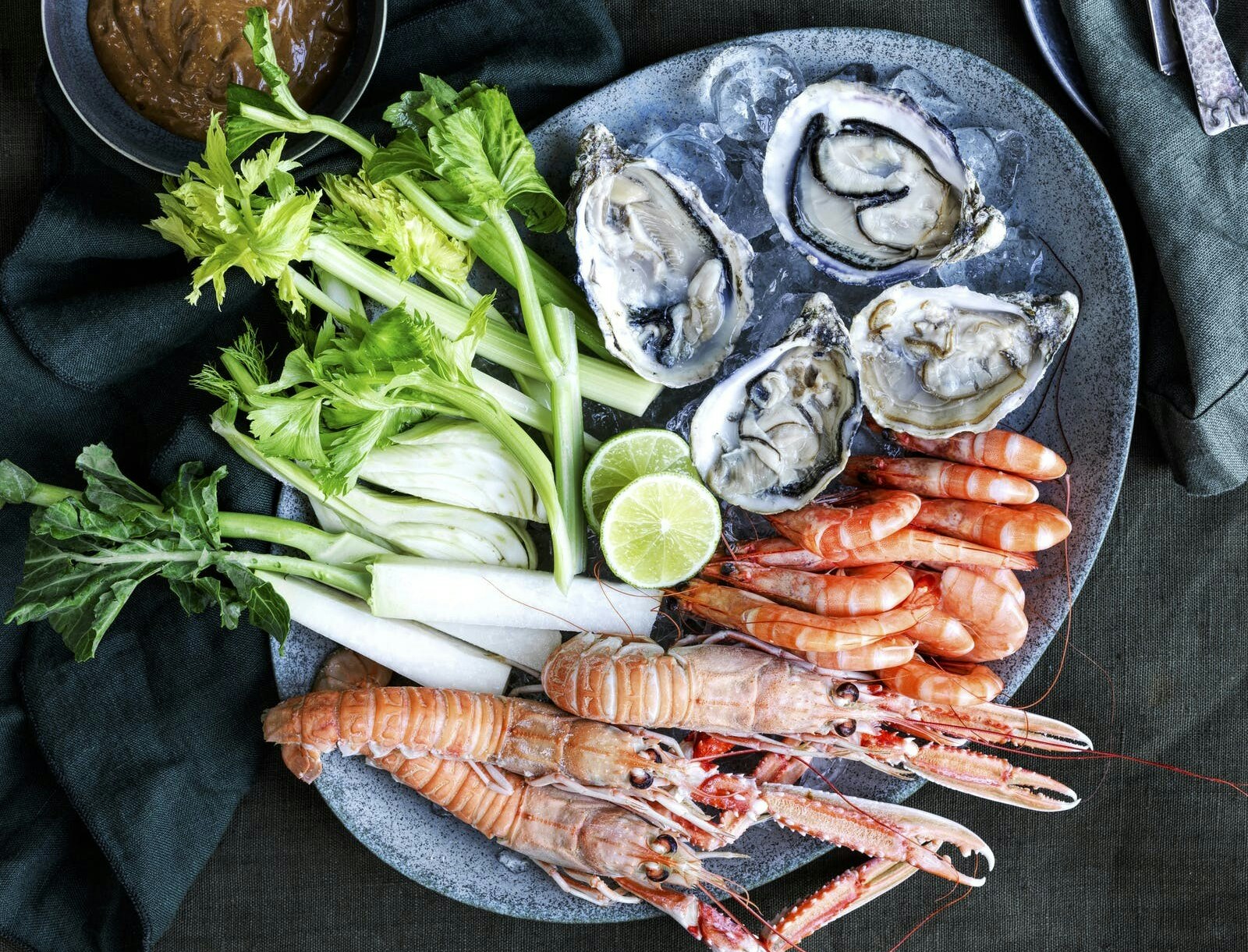 Seafood og sprøde grøntsager med misomayo