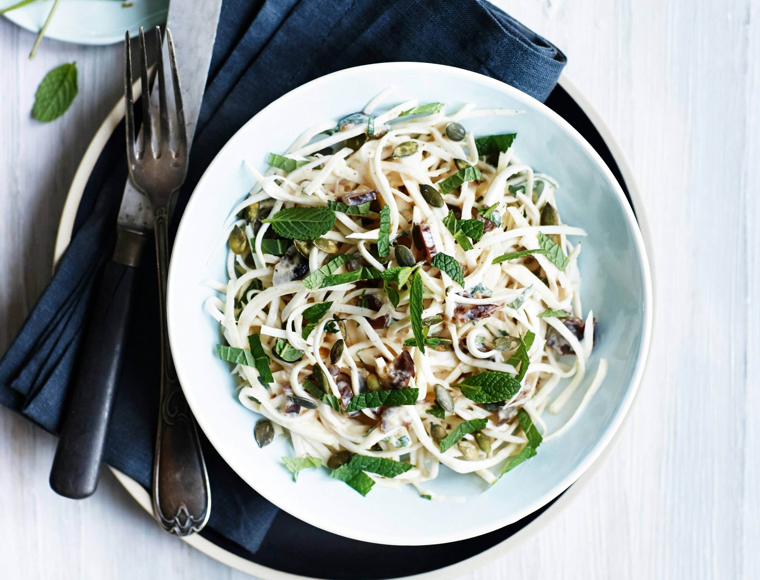 Sellerisalat med krydret yoghurt, dadler og mynte